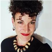 Laureata in lingue con 6 anni di permanenza in Spagna, insegna spagnolo a qualsiasi livello